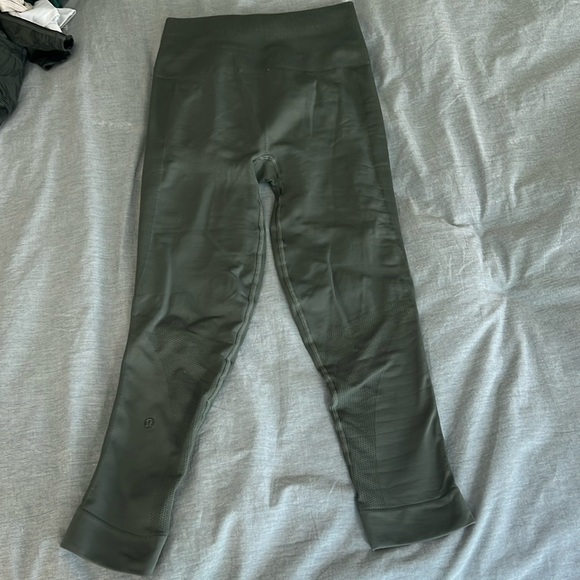 NWOT Lululemon Zone in Crop Leggings Gater Green Olive 25" Inseam - Picture 4 of 6